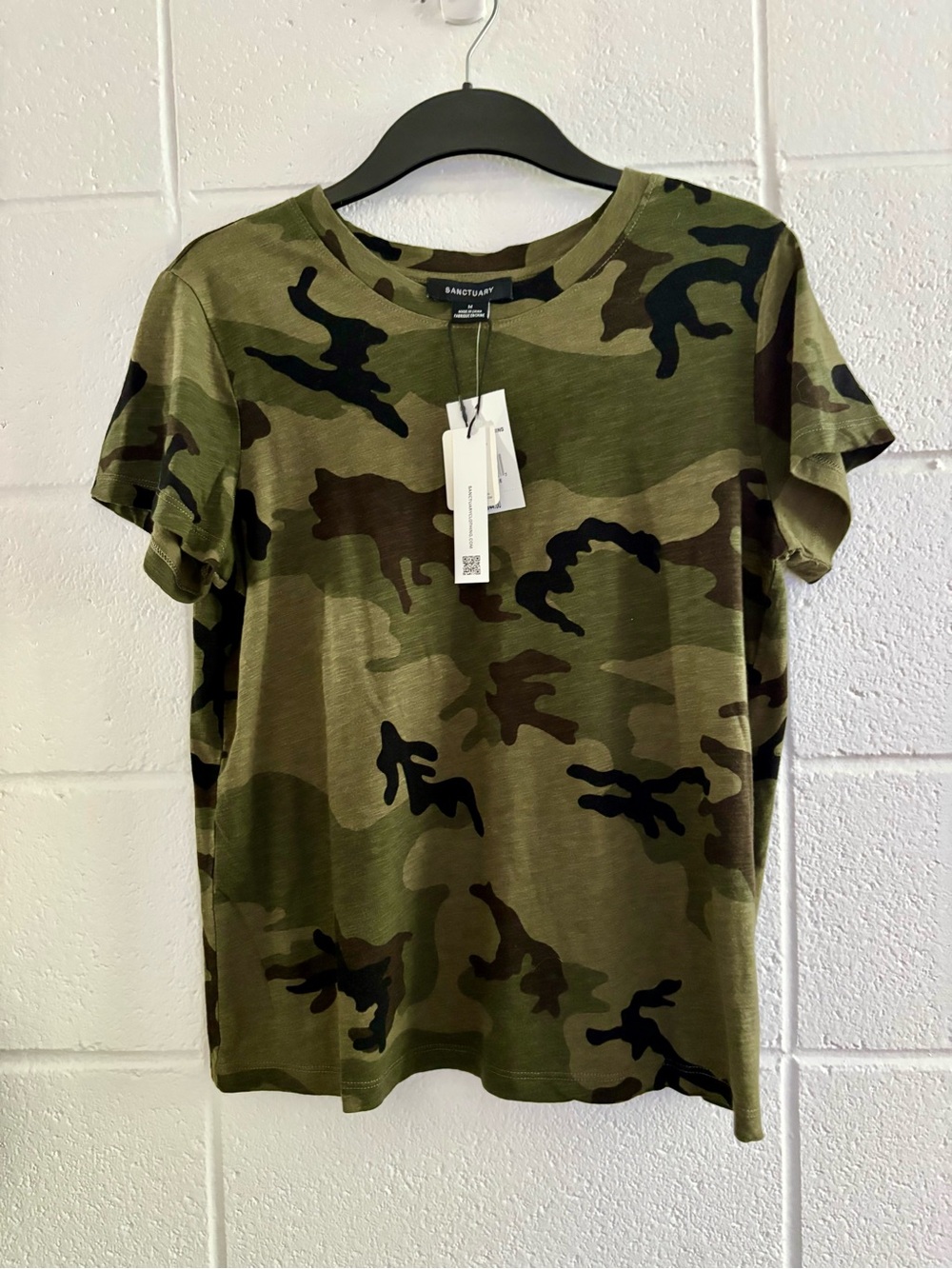 Sanctuary Camo Short Sleeve Tee in Olive and Black M